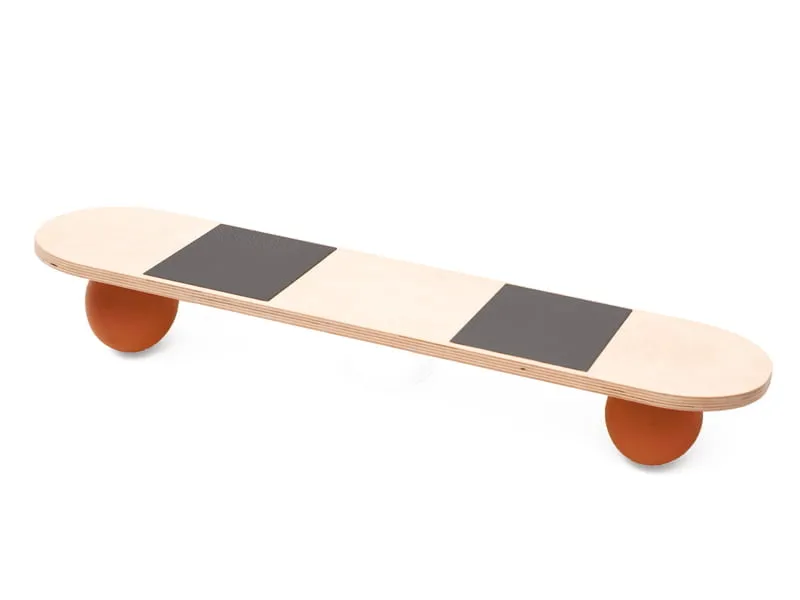 Skateboard sur des balles en caoutchouc — jeu d'extérieur pour enfants